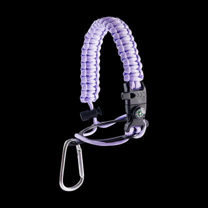 Alça para Garrafa Térmica de Mão com paracord roxo, bússola, apito e pederneira, ideal para aventuras e sobrevivência.