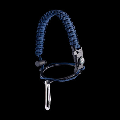 Alça para Garrafa Térmica de Mão com bússola, apito e pederneira em corda paracord azul para segurança e aventuras.