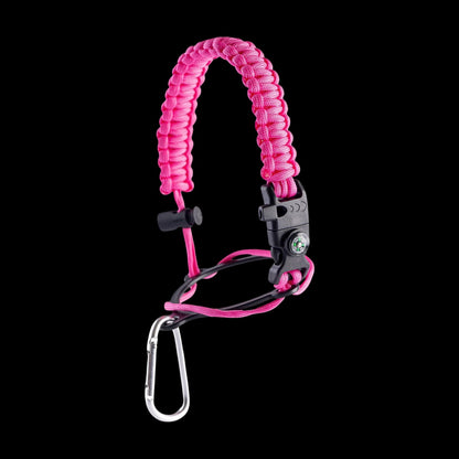 Alça para Garrafa Térmica de Mão com paracord rosa, bússola, apito, pederneira e mosquetão para aventuras e segurança.