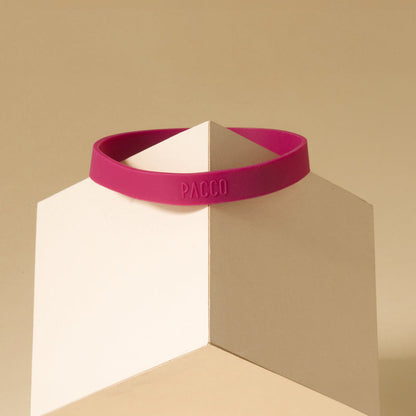 Anel de Silicone PACCO em roxo com design ergonômico sobre base geométrica