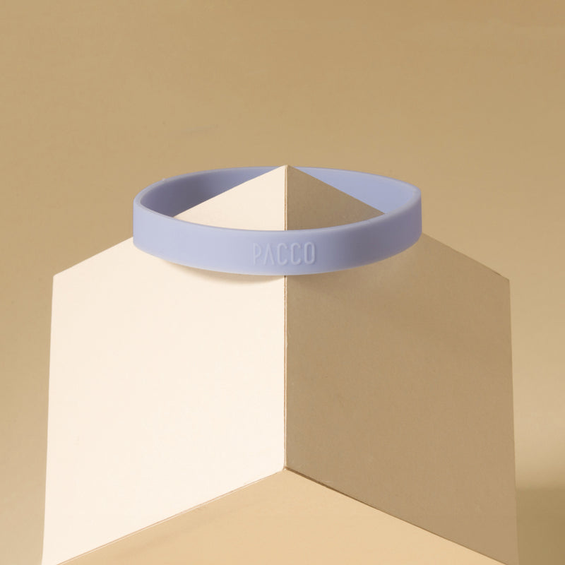 Anel de Silicone PACCO em superfície elegante, destacando ergonomia e estilo em silicone premium azul, toque final para sua garrafa.