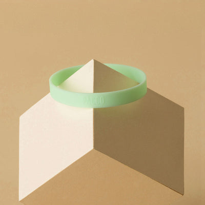 Anel de Silicone PACCO em verde, design ergonômico para garrafas, destacando conforto e aderência.