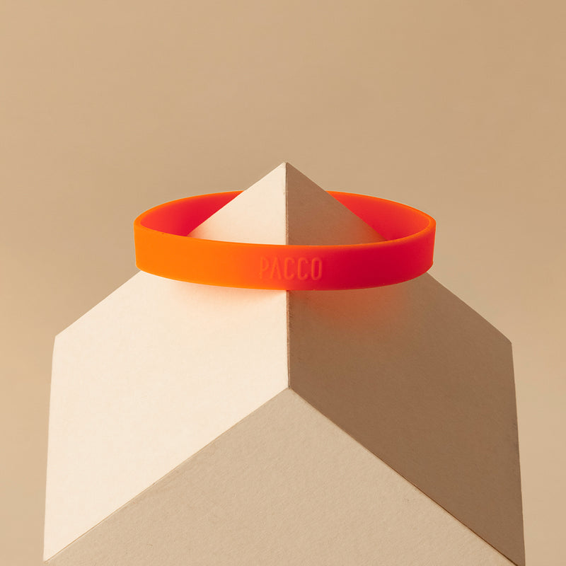 Anel de Silicone PACCO laranja em exibição com design ergonômico para conforto ao abrir garrafas.