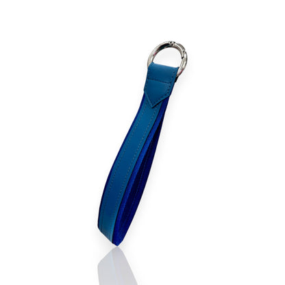 Alça para Garrafa Térmica com argola em couro ecológico azul, design elegante e durável, com metal resistente, 25 cm de altura.