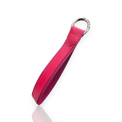 Alça para Garrafa Térmica com argola, design elegante, detalhes em couro ecológico rosa e argola metálica resistente.