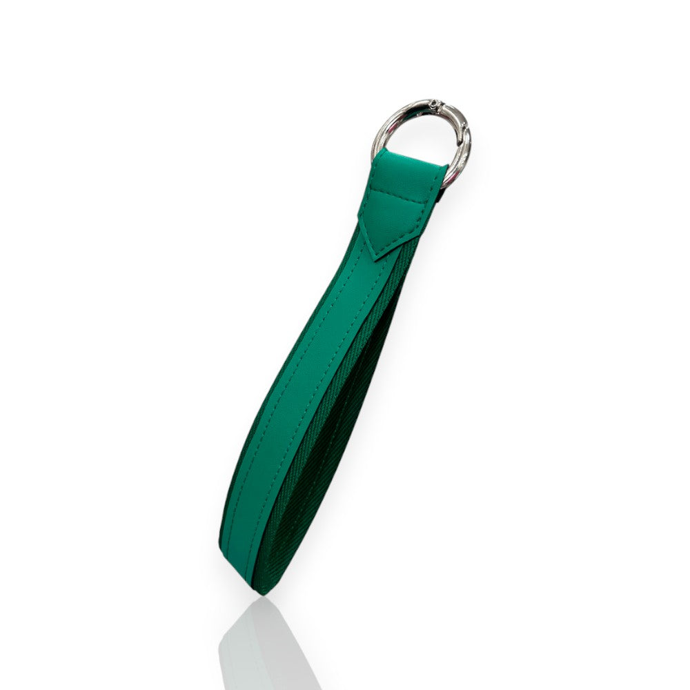 Alça para Garrafa Térmica com argola em couro ecológico verde, oferecendo conforto e durabilidade com design elegante e sustentável.