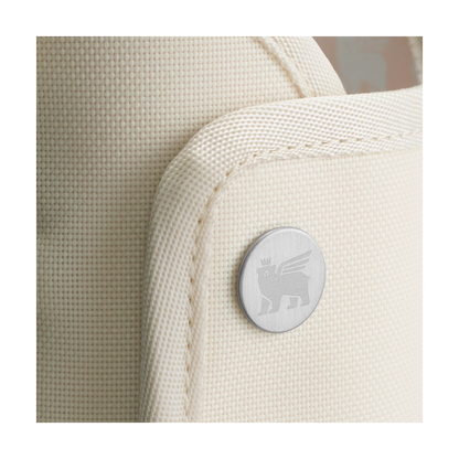 Detalhe da "Bolsa para Copo Quencher Stanley - Carry All 1,18L", mostrando tecido de poliéster reciclado com botão decorativo.