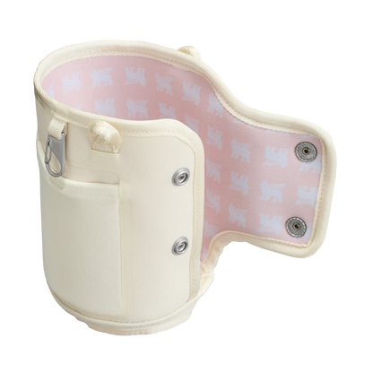 Bolsa para Copo Quencher Stanley - Carry All 1,18L, fabricada em poliéster reciclado, com padrão de urso alado e fecho de botões.