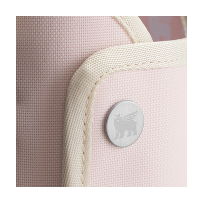Detalhe da Bolsa para Copo Quencher Stanley - Carry All 1,18L em poliéster reciclado, mostrando botão com logo de urso alado.