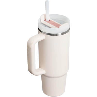 Copo Quencher Stanley 887ml térmico com alça ergonômica e tampa de 3 posições, mantém bebidas geladas por até 40 horas.