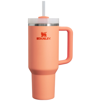 Copo Quencher Stanley 1,18L em cor vibrante, com alça ergonômica e tampa FlowState, ideal para hidratação diária e atividades variadas.