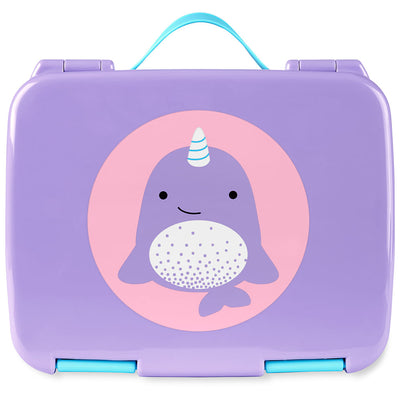 Bento Box Zoo e Spark Skip Hop roxa com imagem de narval, ideal para crianças a partir de 3 anos. Vedação segura e alça flexível.