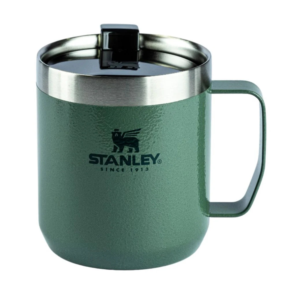 Caneca Camp Mug Stanley - 350ml verde com tampa Tritan, design durável em aço inox 18/8, ideal para manter bebidas quentes ou frias.
