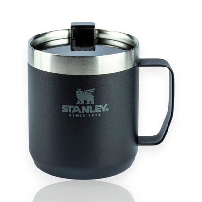 Caneca Camp Mug Stanley - 350ml preta com isolamento a vácuo, corpo em aço inox e tampa Tritan™. Eficiência térmica garantida.