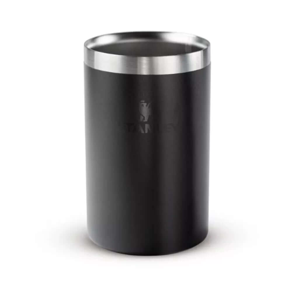 Can Cooler Stanley 296ml preto com isolamento a vácuo em aço inox, mantém a bebida gelada por até 4 horas.