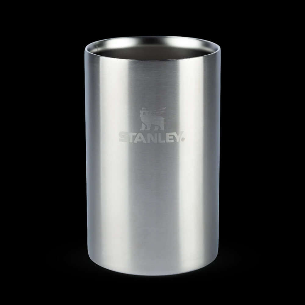 Can Cooler Stanley 296ml em aço inox com isolamento a vácuo, mantendo bebidas geladas por até 4 horas, ideal para churrascos e praia.