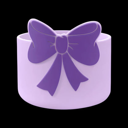 Capa de Silicone Médio - Variados 3D com laço roxo, protege copos de até 750 ml, ideal para estilo e durabilidade. Texto em português.