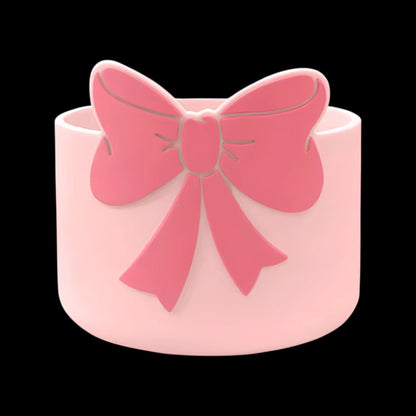 Capa de Silicone Médio - Variados 3D em rosa com laço decorativo para proteção de copos e garrafas entre 350 ml e 750 ml.