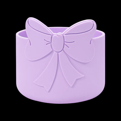 Capa de Silicone Médio - Variados 3D com design de laço em silicone roxo para proteção de copos e garrafas, estilo e durabilidade.