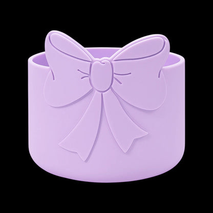 Capa de Silicone Médio - Variados 3D com design de laço em silicone roxo para proteção de copos e garrafas, estilo e durabilidade.