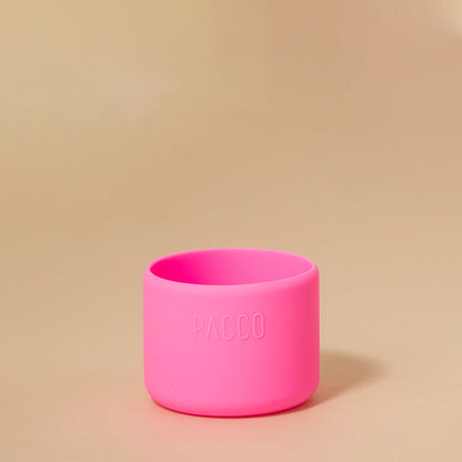 Capa de Silicone PACCO Hydra Base PEQUENO rosa para proteção de garrafas Hydra V2 ou V3, apoiada sobre fundo bege.