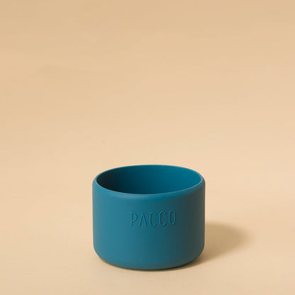 Capa de Silicone PACCO Hydra Base PEQUENO azul em fundo bege, proteção e estilo para garrafas