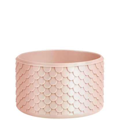 Capa de Silicone Sereia - Tamanho Original para proteção de copos e garrafas, design iridescente, estilo escamas, rosa pálido.