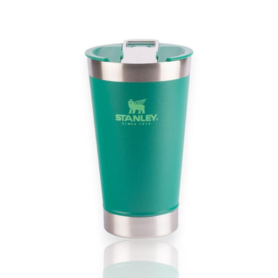 Copo Térmico de Cerveja com tampa Stanley 473ml verde, aço inoxidável, isolamento a vácuo, mantém bebida gelada, durável e portátil.