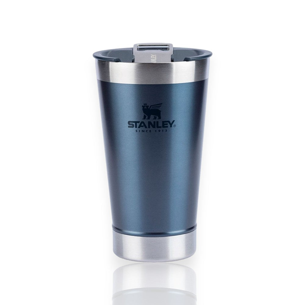 Copo Térmico de Cerveja com tampa Stanley 473ml em azul, feito de aço inoxidável com isolamento a vácuo para manter bebidas geladas.