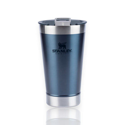 Copo Térmico de Cerveja com tampa Stanley 473ml em azul, feito de aço inoxidável com isolamento a vácuo para manter bebidas geladas.