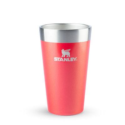 Copo Térmico de Cerveja Stanley - 473ml em vermelho com isolamento a vácuo, mantém bebidas geladas por 4 horas.
