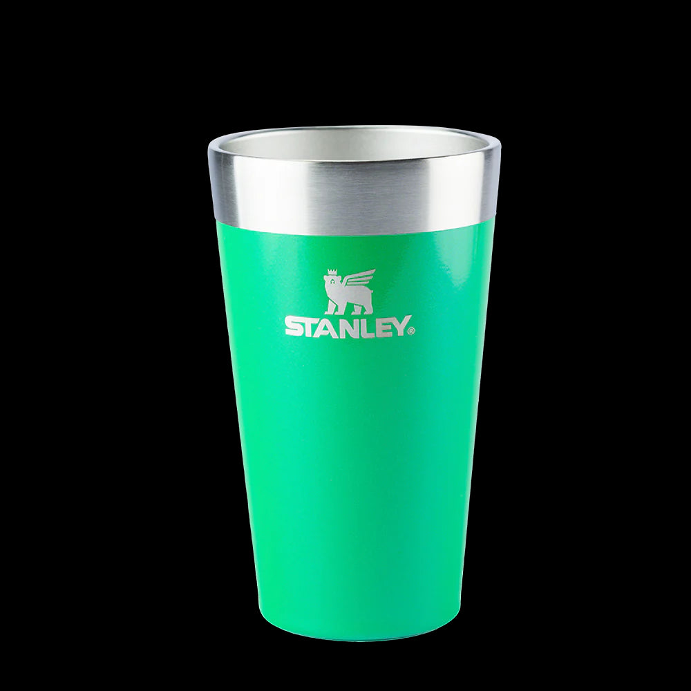 Copo Térmico de Cerveja Stanley - 473ml em verde, mantém a bebida gelada por 4 horas com isolamento a vácuo de parede dupla.