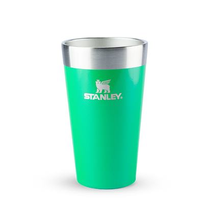 Copo Térmico de Cerveja Stanley - 473ml em verde, mantém a bebida gelada por 4 horas com isolamento a vácuo de parede dupla.