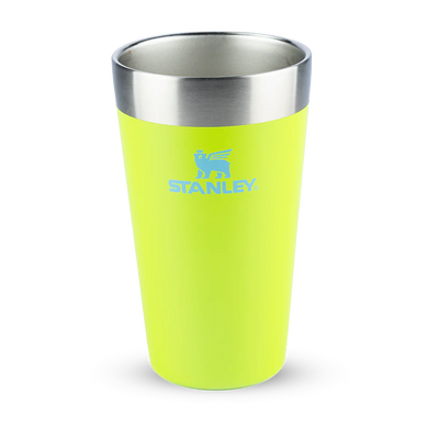 Copo Térmico de Cerveja Stanley - 473ml em fundo preto, destacando seu design moderno e isolamento a vácuo.