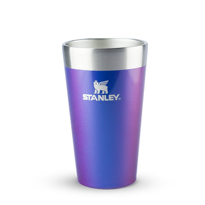 Copo Térmico de Cerveja Stanley - 473ml, isolamento a vácuo, mantém bebidas geladas até 4h, design sem condensação, cor roxa.
