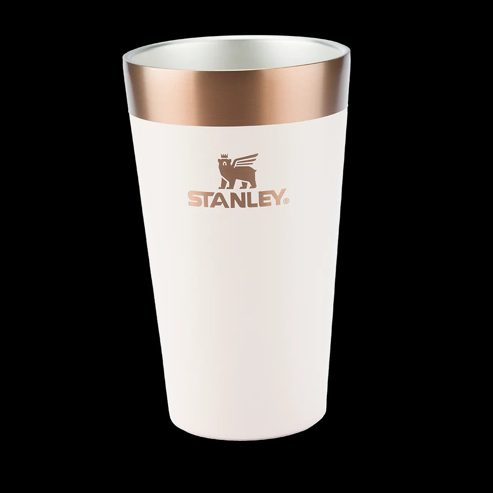 Copo Térmico de Cerveja Stanley - 473ml branco com isolamento a vácuo e logo Stanley, mantém bebidas geladas até 4 horas.