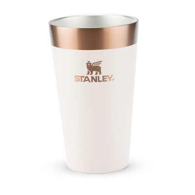 Copo Térmico de Cerveja Stanley - 473ml branco com isolamento a vácuo e logo Stanley, mantém bebidas geladas até 4 horas.