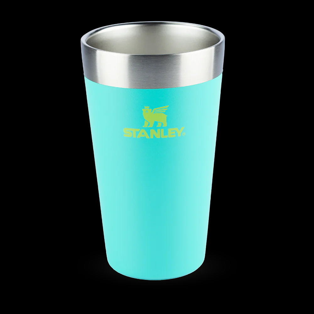 Copo Térmico de Cerveja Stanley - 473ml em aço inoxidável com isolamento a vácuo, mantendo bebidas geladas e confortáveis ao toque.