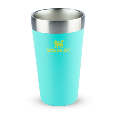 Copo Térmico de Cerveja Stanley - 473ml em aço inoxidável com isolamento a vácuo, mantendo bebidas geladas e confortáveis ao toque.