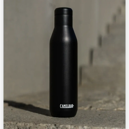 Garrafa Térmica Camelbak Horizon 750ml preta em aço inox sobre escada, mantém bebidas quentes por 15h e frias por 35h, ideal para aventuras.