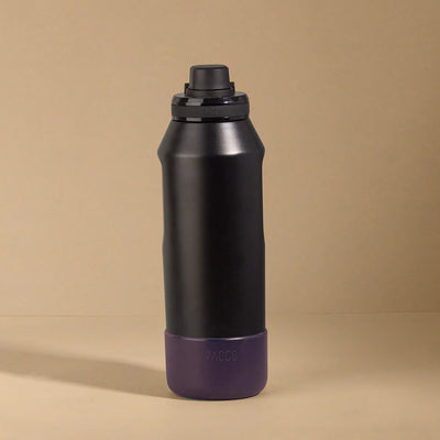 Capa Vyta PACCO 1200ml, garrafa sustentável com design moderno e base roxa, ideal para armazenamento de bebidas.