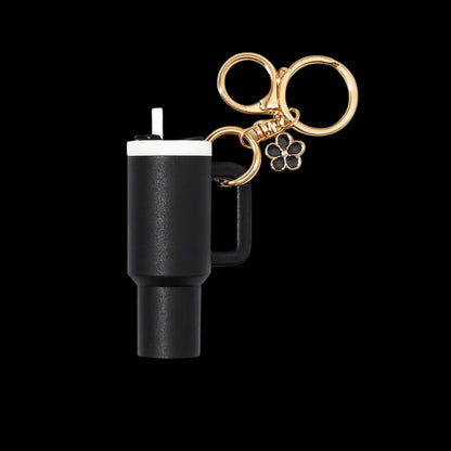 Chaveiro Copo Stanley Quencher preto em design miniatura com argola dourada, ideal para expressar estilo autêntico e prático diariamente.