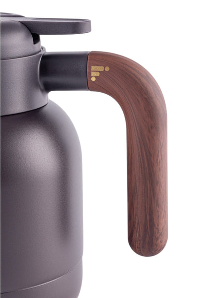 Close-up da alça da Garrafa de Café Expresso Faster - 1000ml, destacando o design elegante em aço inox e madeira para alta performance térmica.