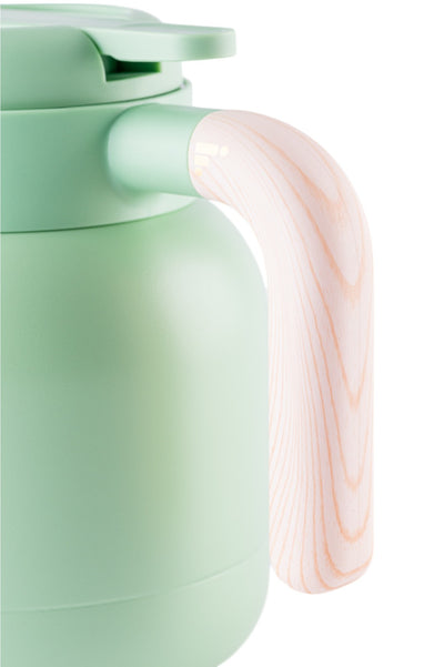 Detalhe da alça em madeira da Garrafa de Café Expresso Faster - 1000ml, design elegante e moderno em verde pálido.