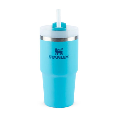 Copo Quencher com alça Stanley | 591ml, copo azul com canudo reutilizável e alça ergonômica para manter bebida gelada.