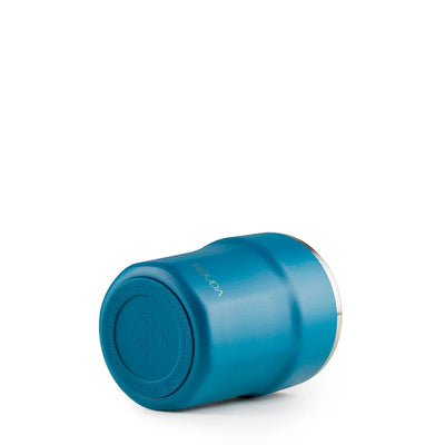 Copo Térmico Kouda Egeu 270ml azul deitado, ideal para café, escritório ou casa, com design compacto e conservação térmica eficiente.