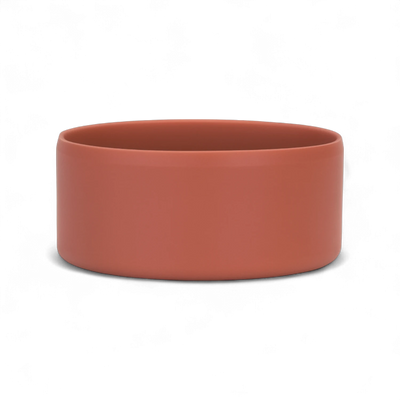 Protetor de Silicone G - by empório em cor terracota para garrafas 950-1200 ml, base antirrisco, material flexível e resistente.