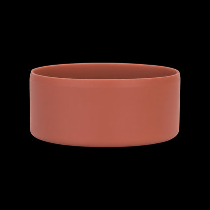 Protetor de Silicone G - by empório em cor terracota para garrafas 950-1200 ml, base antirrisco, material flexível e resistente.