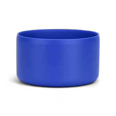 Protetor de Silicone M azul para copos e garrafas, por empório, oferece proteção e silêncio, encaixe flexível para 350 ml a 750 ml.