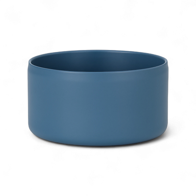 Protetor de Silicone M - by empório em azul para copos e garrafas, reduz ruídos e protege superfícies. Adaptável para 350 ml a 750 ml.